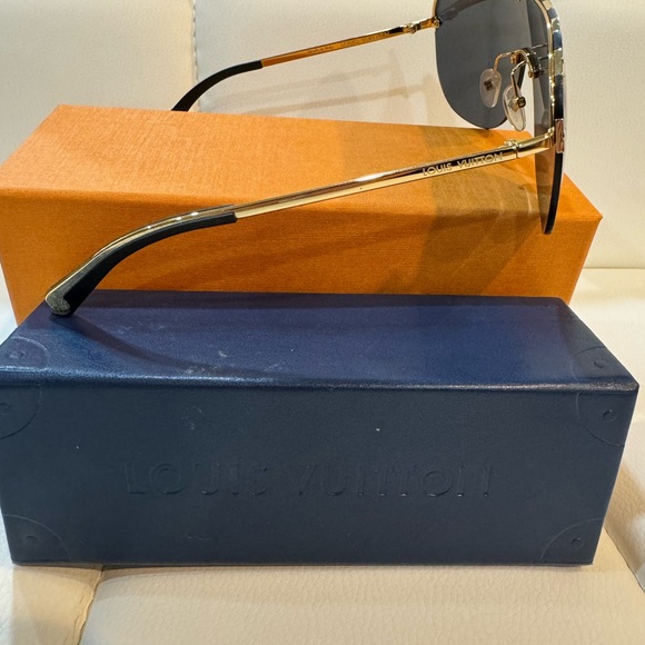 Louis Vuitton Silver tone/Metallic Mirrored Shield Sunglasses - Picture 9 of 9